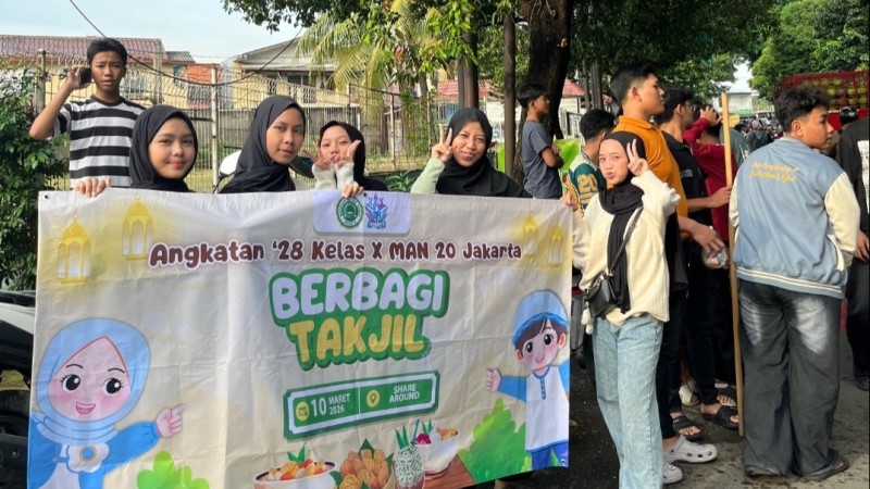 Puluhan siswa kelas X MAN 20 Jakarta menggelar aksi sosial berbagi takjil gratis kepada masyarakat