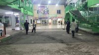 Pendidikan karakter di pesantren merupakan proses pembinaan yang menyeluruh untuk membentuk santri menjadi pribadi yang beriman, berakhlakul karimah, disiplin, mandiri, dan bertanggung jawab. Melalui keteladanan, pembiasaan, kehidupan berasrama, serta bimbingan dari kiai dan ustaz, pesantren berhasil mencetak generasi yang tidak hanya unggul dalam ilmu pengetahuan, tetapi juga memiliki karakter yang kuat.