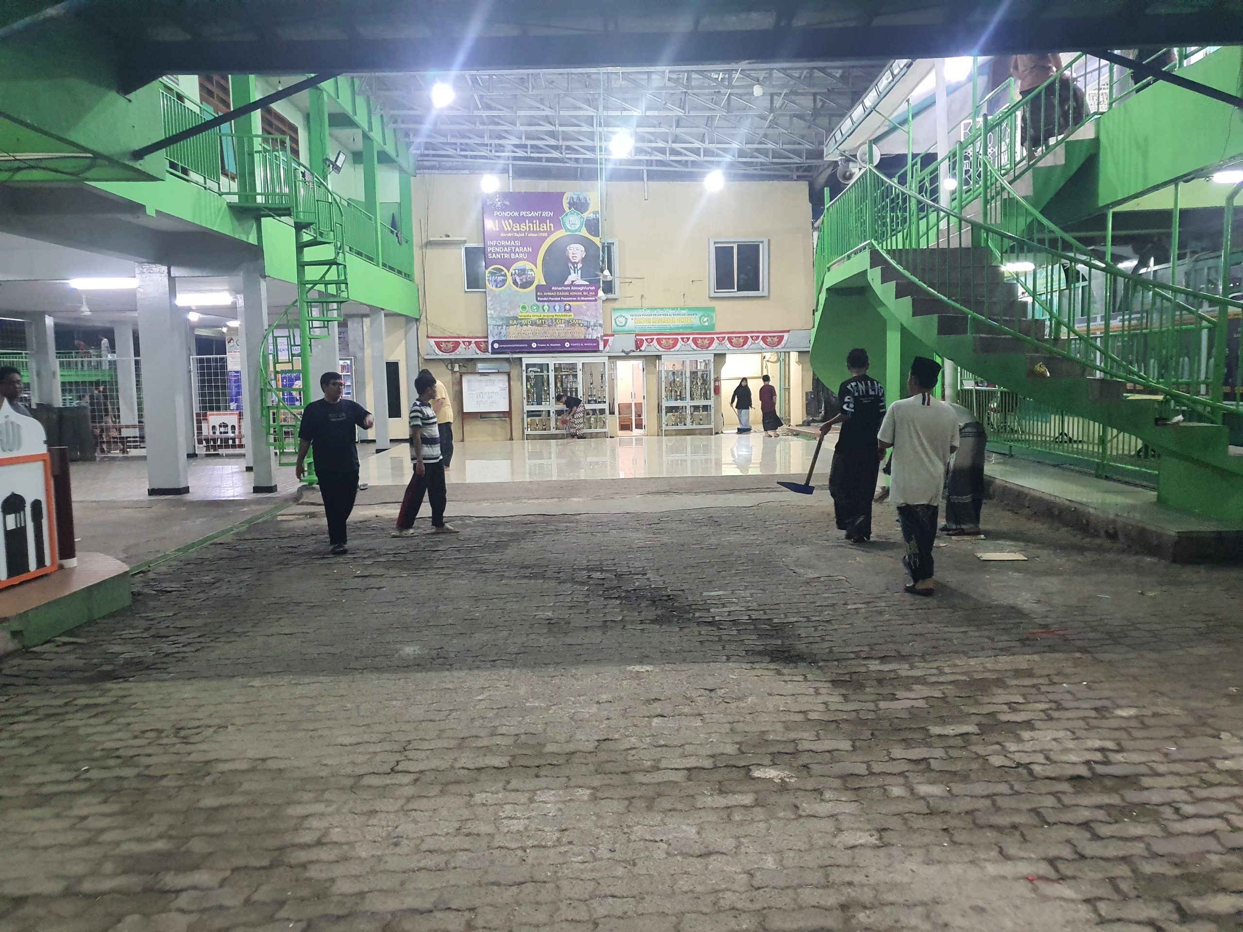 Pendidikan karakter di pesantren merupakan proses pembinaan yang menyeluruh untuk membentuk santri menjadi pribadi yang beriman, berakhlakul karimah, disiplin, mandiri, dan bertanggung jawab. Melalui keteladanan, pembiasaan, kehidupan berasrama, serta bimbingan dari kiai dan ustaz, pesantren berhasil mencetak generasi yang tidak hanya unggul dalam ilmu pengetahuan, tetapi juga memiliki karakter yang kuat.