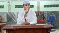 Muhadharah di pondok pesantren merupakan kegiatan latihan berbicara di depan umum yang memiliki peran penting dalam membentuk kemampuan komunikasi, kepemimpinan, dan kepercayaan diri santri. Selain melatih teknik pidato dan dakwah, muhadharah juga membentuk karakter, tanggung jawab, serta kemampuan menyampaikan ilmu kepada masyarakat.