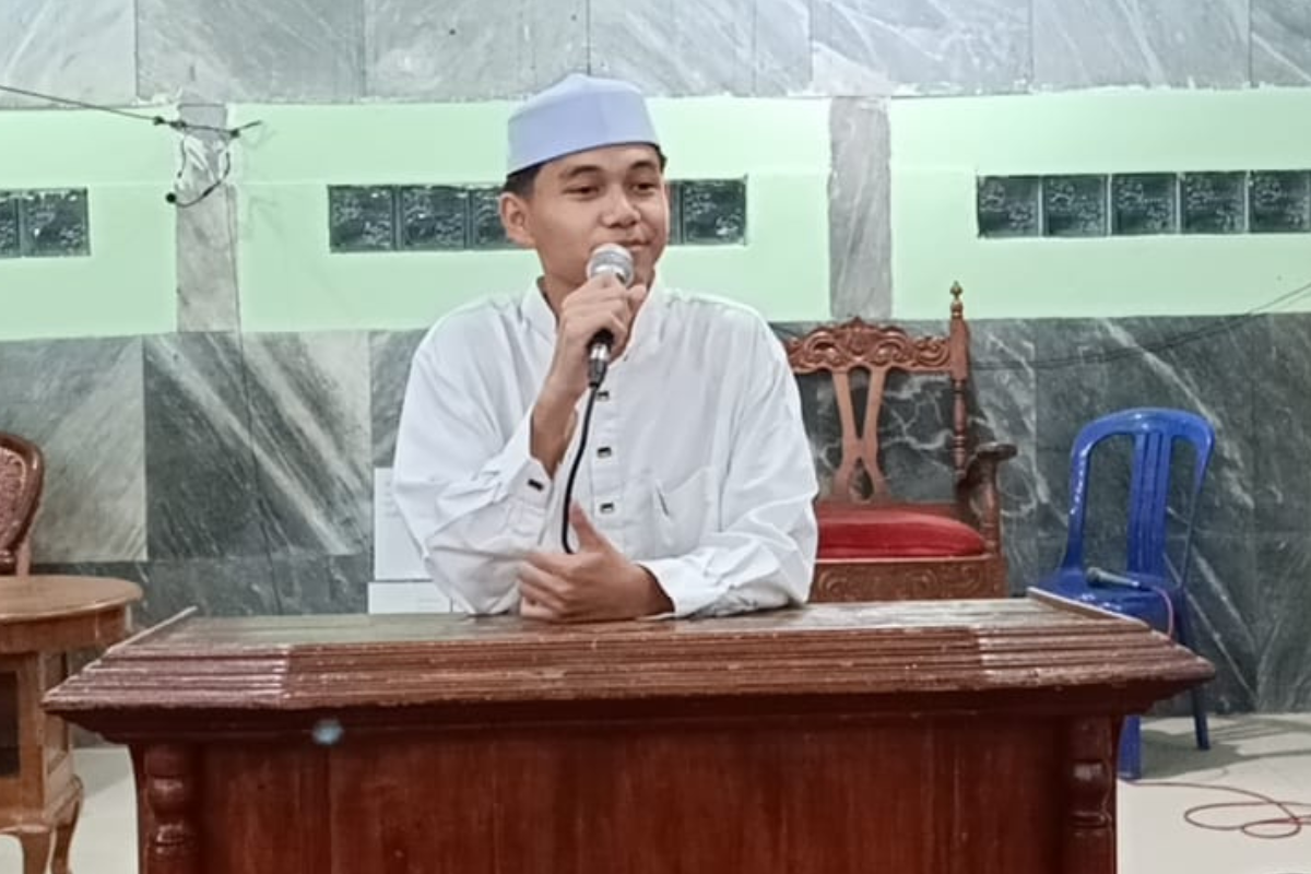 Muhadharah di pondok pesantren merupakan kegiatan latihan berbicara di depan umum yang memiliki peran penting dalam membentuk kemampuan komunikasi, kepemimpinan, dan kepercayaan diri santri. Selain melatih teknik pidato dan dakwah, muhadharah juga membentuk karakter, tanggung jawab, serta kemampuan menyampaikan ilmu kepada masyarakat.