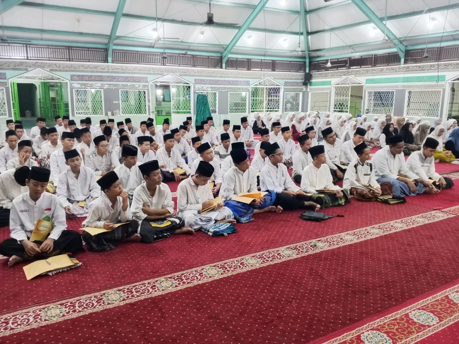 Kitab kuning merupakan warisan keilmuan Islam yang menjadi fondasi utama pendidikan di pondok pesantren