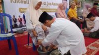 Adab dan akhlak saling berkaitan. Akhlak merupakan karakter yang tertanam dalam diri seseorang, sedangkan adab merupakan wujud nyata dari karakter tersebut dalam kehidupan sehari-hari.
