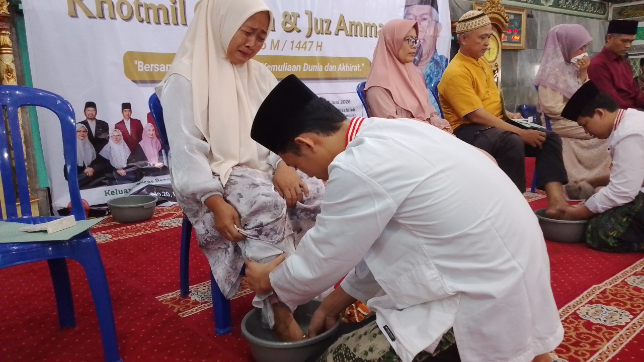 Adab dan akhlak saling berkaitan. Akhlak merupakan karakter yang tertanam dalam diri seseorang, sedangkan adab merupakan wujud nyata dari karakter tersebut dalam kehidupan sehari-hari.